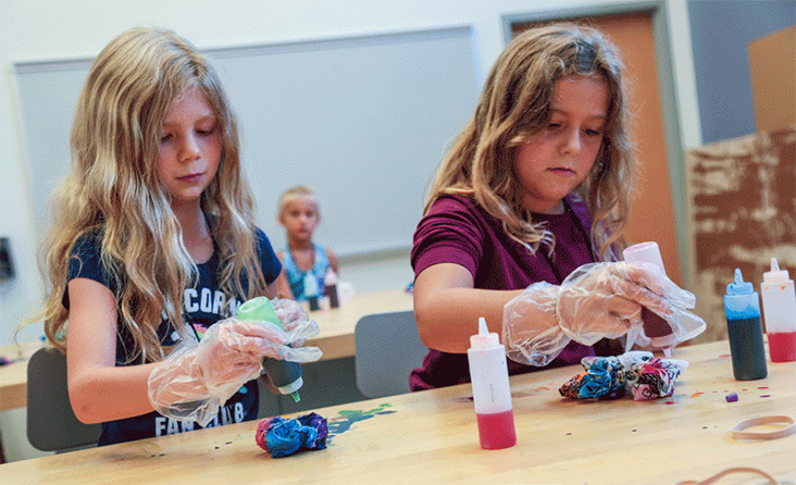 Kids in an artclass